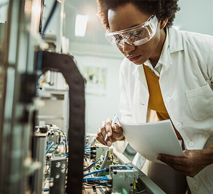 Un chercheur scientifique inspectant de l'équipement