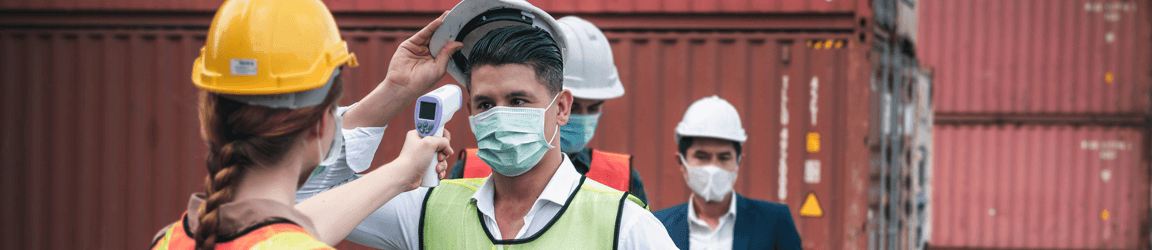 mesure en temps de COVID-19 de vérification de la température au chantier de construction
