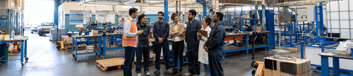 Deux jeunes femmes marchant dans une rue de la ville tout en discutant. Jeune femme faisant des gestes avec ses mains, une amie en train d’écouter.