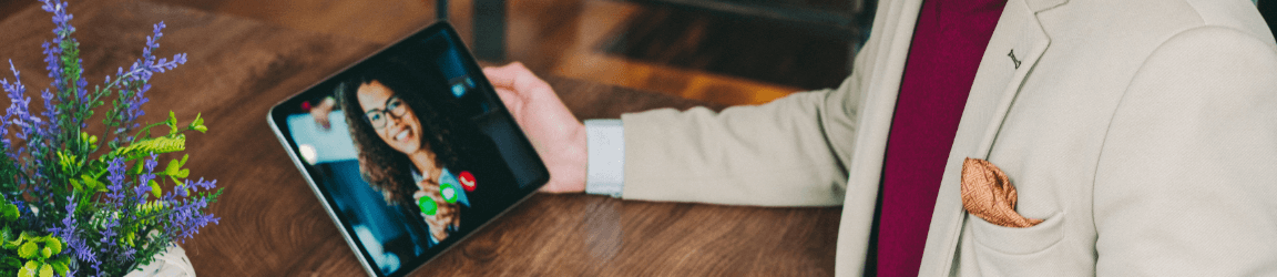 un homme tenant un iPad