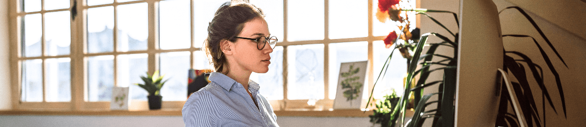 femme qui regarde un bureau
