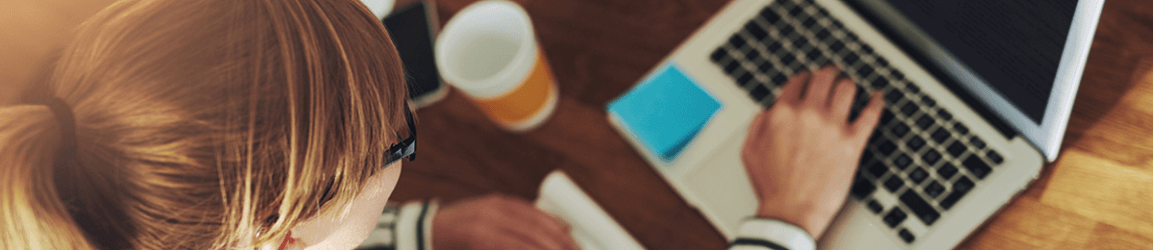 occupé à travailler à la maison