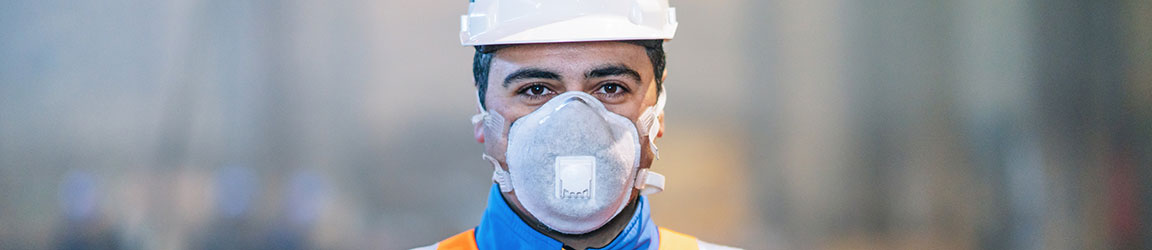 ouvrier de la construction portant un masque