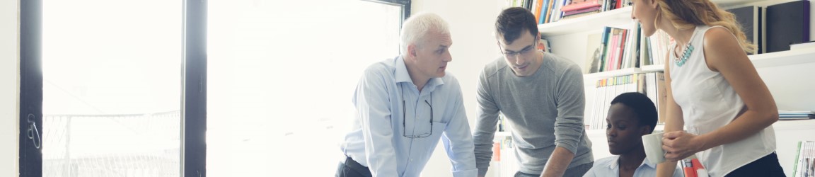 Un groupe travaillant sur un projet au travail