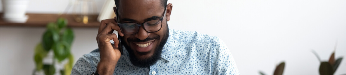 un homme souriant lors d’un appel téléphonique