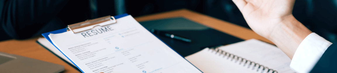 Un homme consultant un curriculum vitæ