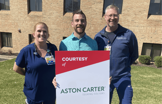 Une employée d’Aston Carter photographiée avec un membre du personnel infirmier local.