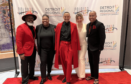 Un groupe de personnes assiste à l’événement de la Detroit Regional LGBT Chamber of Commerce.