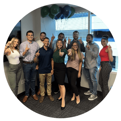 Des employés d’Aston Carter célèbrent ensemble