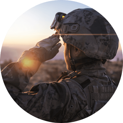 Un membre des forces armées saluant son pays.