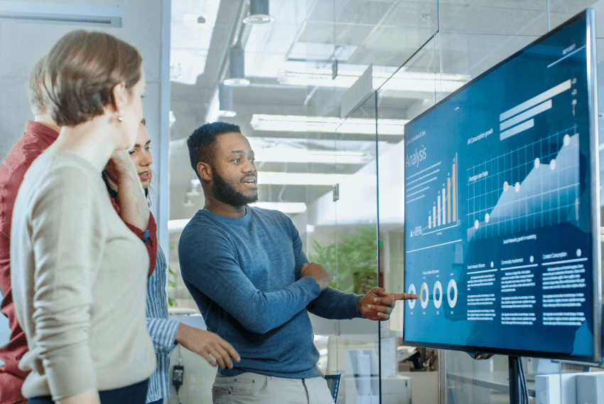 Un professionnel de la finance expliquant à une équipe le rôle de l’intelligence artificielle (IA) en finance.