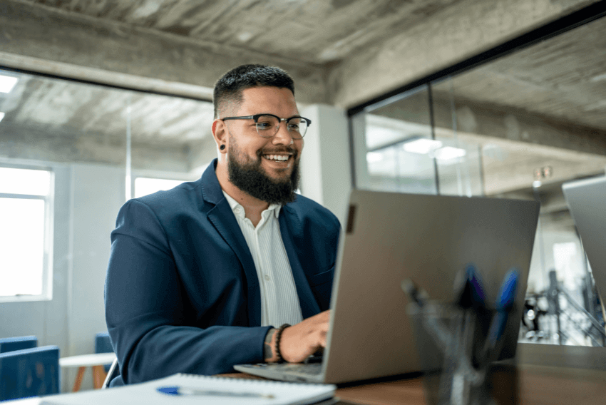 Un demandeur d’emploi de sexe masculin à la recherche de conseils d’orientation professionnelle pour des postes dans la finance.