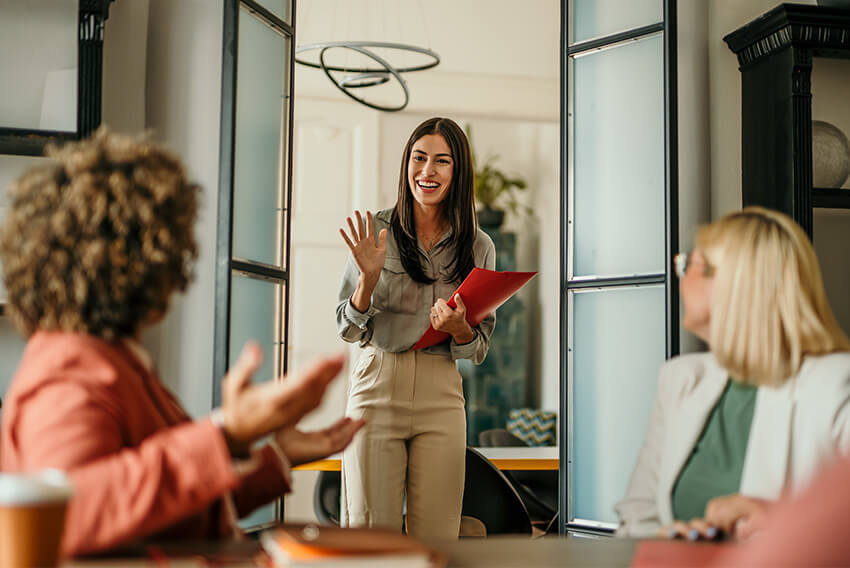 Une candidate posant de bonnes questions au recruteur lors d’une entrevue d’embauche.