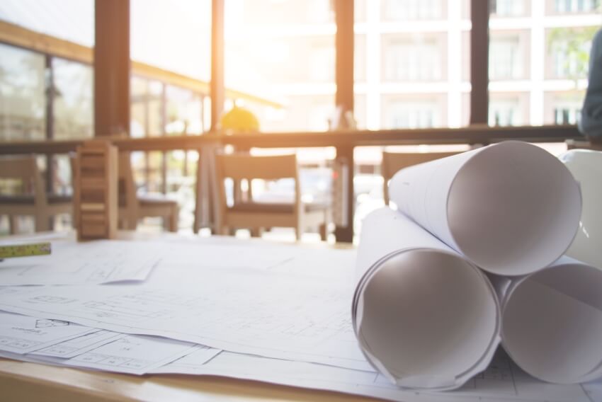 un document roulé sur un bureau | Astoncarter.com