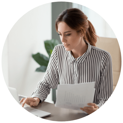 Une femme effectue des tâches administratives sur son ordinateur