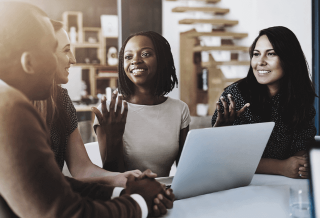 un groupe de jeunes professionnels diversifiés devant un ordinateur portatif